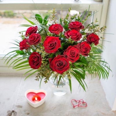 12 red roses in vase.